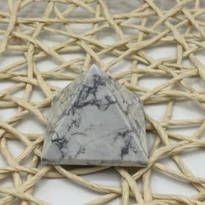 Pyramide Howlite