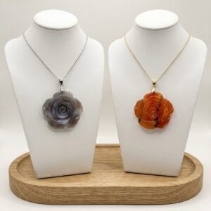 Collier Pendentif Fleur sculptée en pierre naturelle